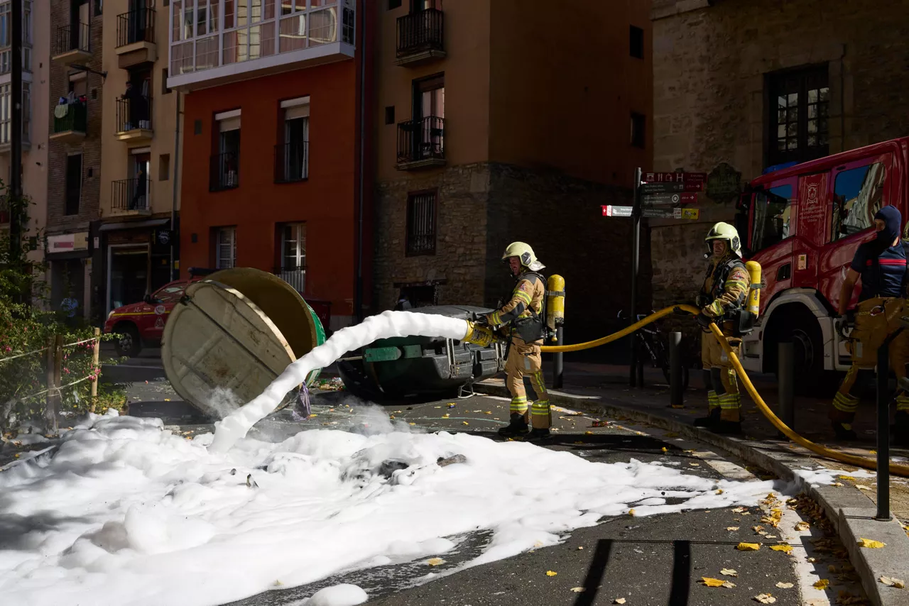VITORIA, 12/10/2025.- Bomberos limpian las calles tras los disturbios registrados cuando varias personas han tratado de impedir la celebración de un acto de Falange Española con el lanzamiento de todo tipo de objetos, este domingo. Siete personas han sido detenidas. EFE/Adrian Ruiz Hierro
