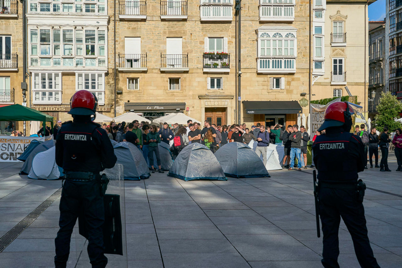 VITORIA (PAÍS VASCO), 23/07/2025.- Miembros de GKS y el Sindicato de Vivienda protestan para reivindicar el derecho a tener su lugar en el txosnagunea este miércoles, en Gasteiz. EFE/ L. Rico

