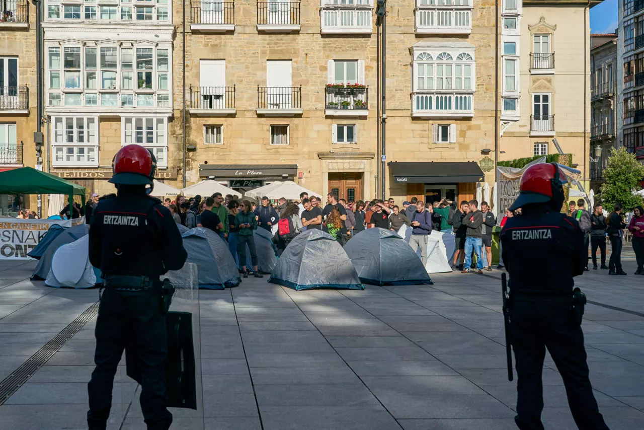VITORIA (PAÍS VASCO), 23/07/2025.- Miembros de GKS y el Sindicato de Vivienda protestan para reivindicar el derecho a tener su lugar en el txosnagunea este miércoles, en Gasteiz. EFE/ L. Rico
