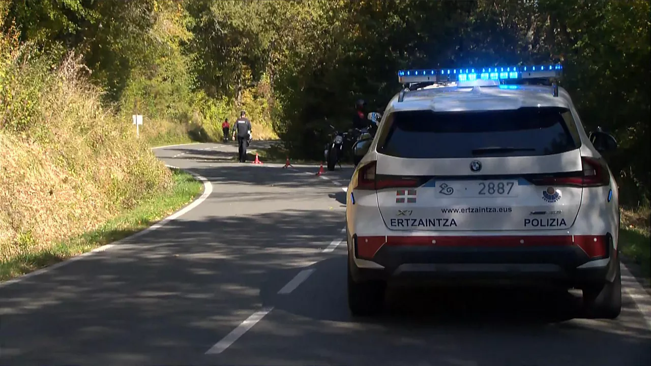 Motozale bat hil da Kuartangon izandako trafiko istripu batean. Ezbeharra 12:40an gertatu da, Kuartangon (Araba), A-3314 bigarren mailako errepidean.