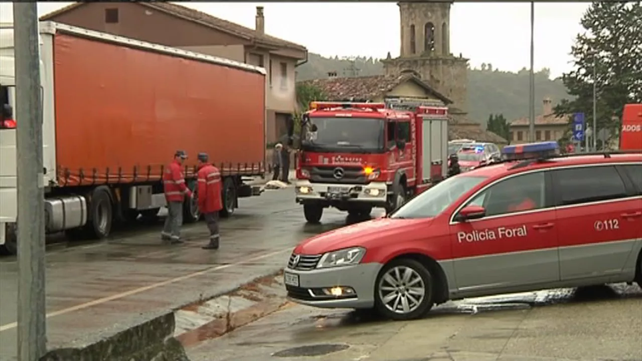 Larrialdi zerbitzuak, ezbeharra izan den lekuan. Irudia: EiTB