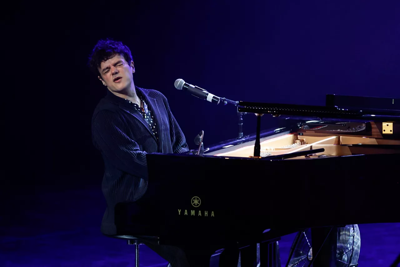 SAN SEBASTIÁN, 22/07/2025.- El músico británico Jamie Cullum actúa este martes en el auditorio Kursaal de San Sebastián durante la 60 edición del Festival de Jazz que se celebra en la capital donostiarra. EFE/Juan Herrero
