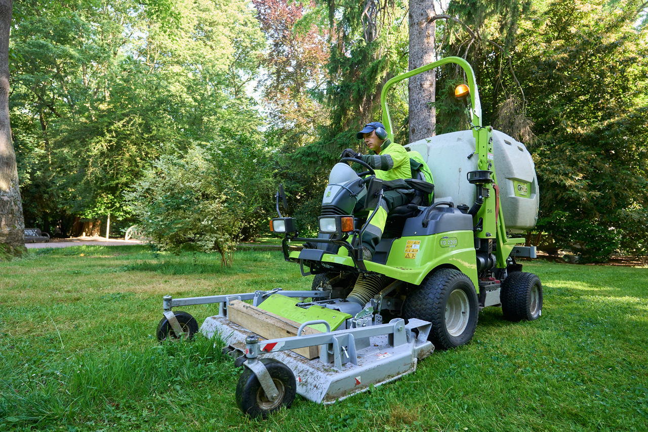 GRAFCAV8905. VITORIA (ESPAÑA), 18/06/2025.- La empresa adjudicataria del mantenimiento de los jardines de Vitoria se ha visto obligada a realizar servicios mínimos tras dos meses de huelga. En la imagen uno de sus trabajadores segando el césped del parque de la Florida de Vitoria. EFE/ADRIAN RUIZ HIERRO
