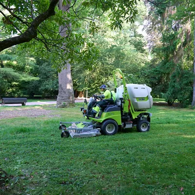 GRAFCAV8907. VITORIA (ESPAÑA), 18/06/2025.- La empresa adjudicataria del mantenimiento de los jardines de Vitoria se ha visto obligada a realizar servicios mínimos tras la huelga de jardineros de la ciudad que supera ya los 80 días. En la imagen uno de sus trabajadores segando el césped del parque de la Florida de Vitoria. EFE/ADRIAN RUIZ HIERRO
