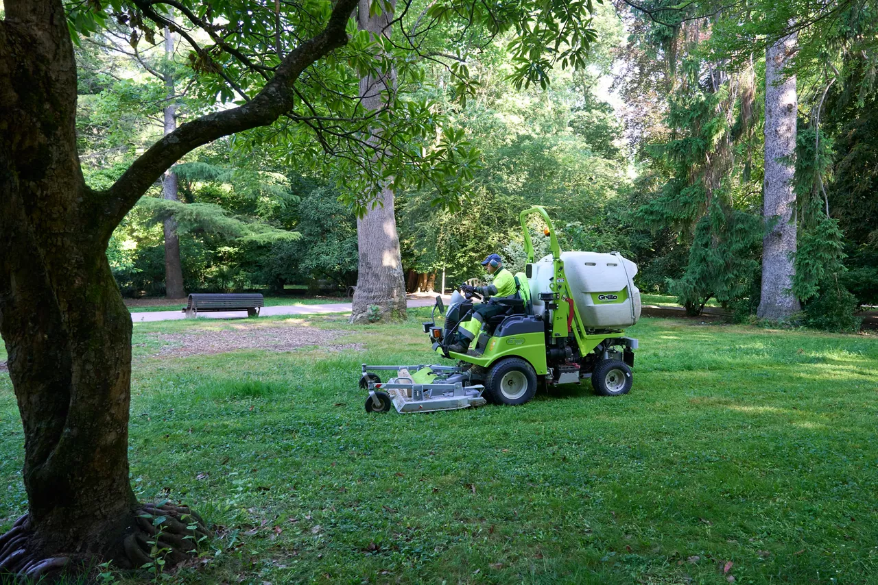 GRAFCAV8907. VITORIA (ESPAÑA), 18/06/2025.- La empresa adjudicataria del mantenimiento de los jardines de Vitoria se ha visto obligada a realizar servicios mínimos tras la huelga de jardineros de la ciudad que supera ya los 80 días. En la imagen uno de sus trabajadores segando el césped del parque de la Florida de Vitoria. EFE/ADRIAN RUIZ HIERRO
