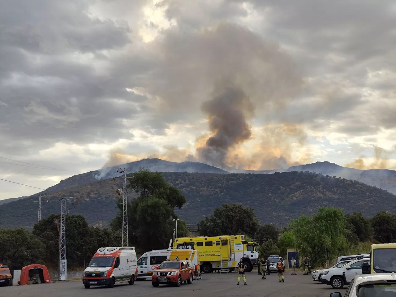 JARILLA (CÁCERES), 13/08/2025.- La Junta de Extremadura ha activado la situación operativa 2 del Plan Especial de Protección Civil ante Incendios Forestales (INFOCAEX), debido a un incendio originado este martes en Jarilla (Cáceres) que, según las primeras estimaciones, ha quemado una superficie de 500 hectáreas y que ha obligado a la evacuación de tres núcleos de población. Un total de 258 personas permanecen alojadas en las instalaciones de la Ciudad Deportiva de Plasencia y otras 16 en el Seminario local, tras la evacuación de los municipios de Cabezabellosa, Jarilla y Villar de Plasencia, en el norte de la provincia de Cáceres, a consecuencia de un incendio forestal. EFE/Eduardo Palomo
