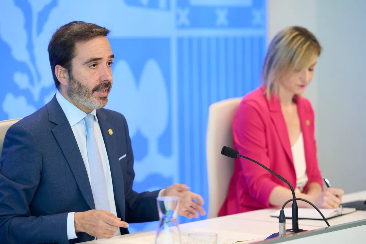 VITORIA, 01/07/2025.- La portavoz del Gobierno Vasco, María Ubarretxena (d), ha informado este martes de los asuntos tratados en el Consejo de Gobierno, en una rueda de prensa en la que también ha comparecido el consejero de Turismo, Comercio y Consumo, Javier Hurtado (i), para presenta las nuevas ayudas al emprendimiento comercial. EFE/ Adrián Ruiz Hierro