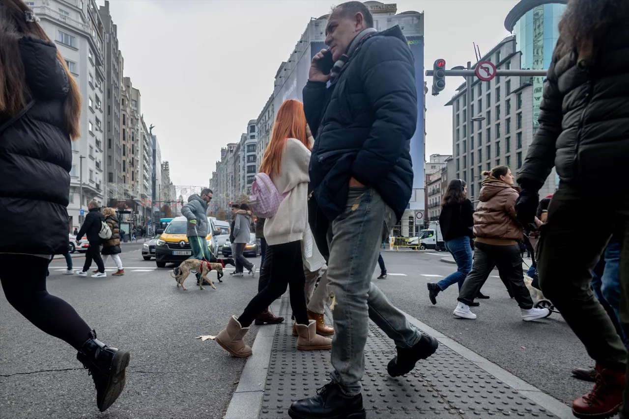 (Foto de ARCHIVO)

Varias personas en Gran Vía, a 14 de diciembre de 2024, en Madrid (España).



Ricardo Rubio / Europa Press

14 DICIEMBRE 2024;RECURSOS;GRAN VÍA;CALLE;GENTE;PERSONAS;PASEO

14/12/2024