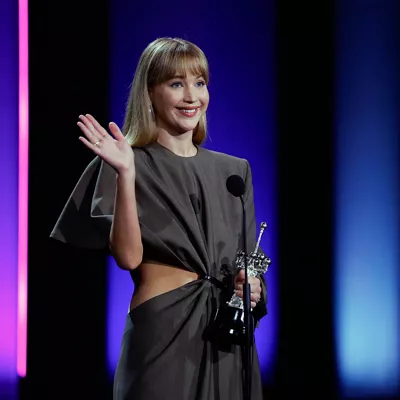 SAN SEBASTIÁN, 26/09/2025.- La actriz Jennifer Lawrence recoge el Premio Donostia este viernes en el 73 Festival Internacional de Cine de San Sebastián. EFE/Javier Etxezarreta

