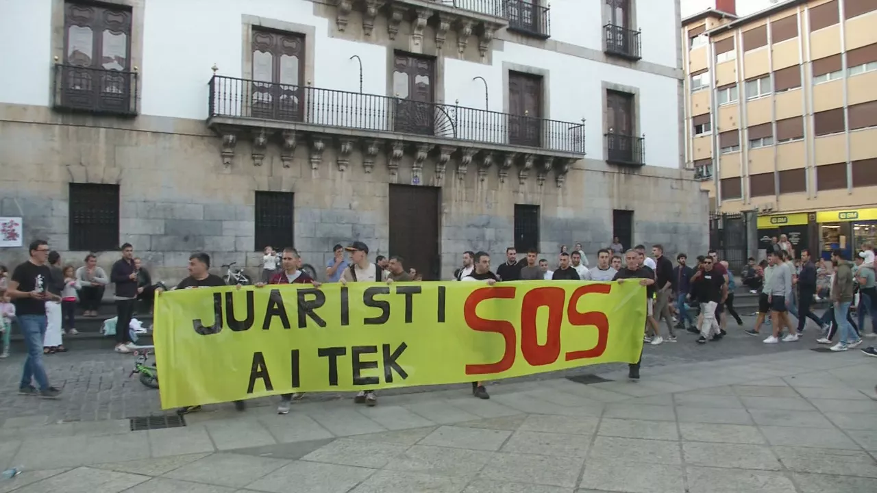 Multitudinaria manifestación en Azkoitia por la situación que atraviesan los trabajadores de las empresas Juaristi y Aitek
