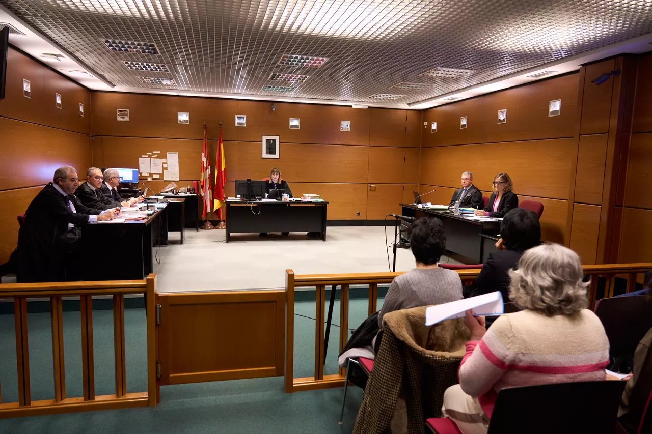 VITORIA, 17/11/2025.- El juzgado de lo Penal número 1 de Vitoria inicia este lunes el juicio contra 21 antiabortistas acusados de coacciones por realizar concentraciones frente a una clínica en la que se realizan abortos en Vitoria. EFE / L. Rico [POOL]
