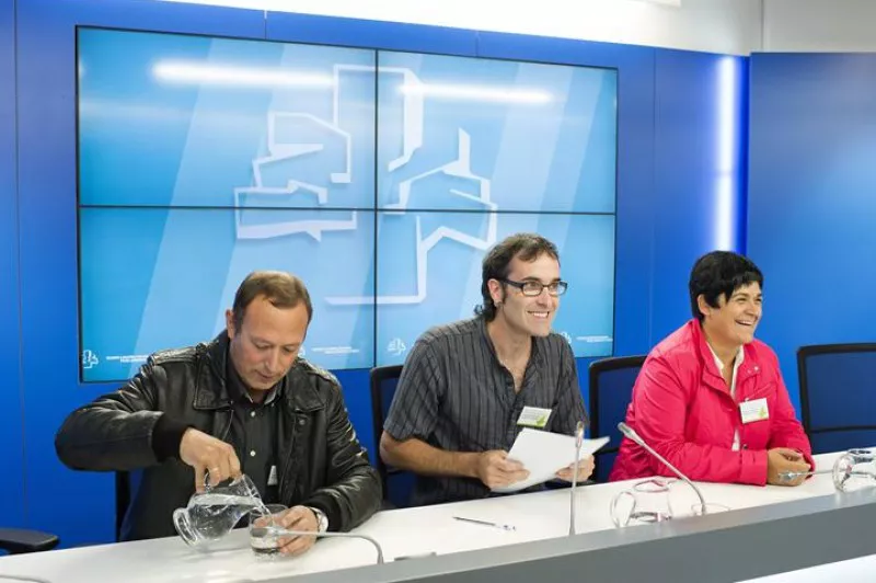 Julen Azuaga, Marian Beitialarrangoitia y Juango Agirrezabala en el Parlamento Vasco. Foto: EFE