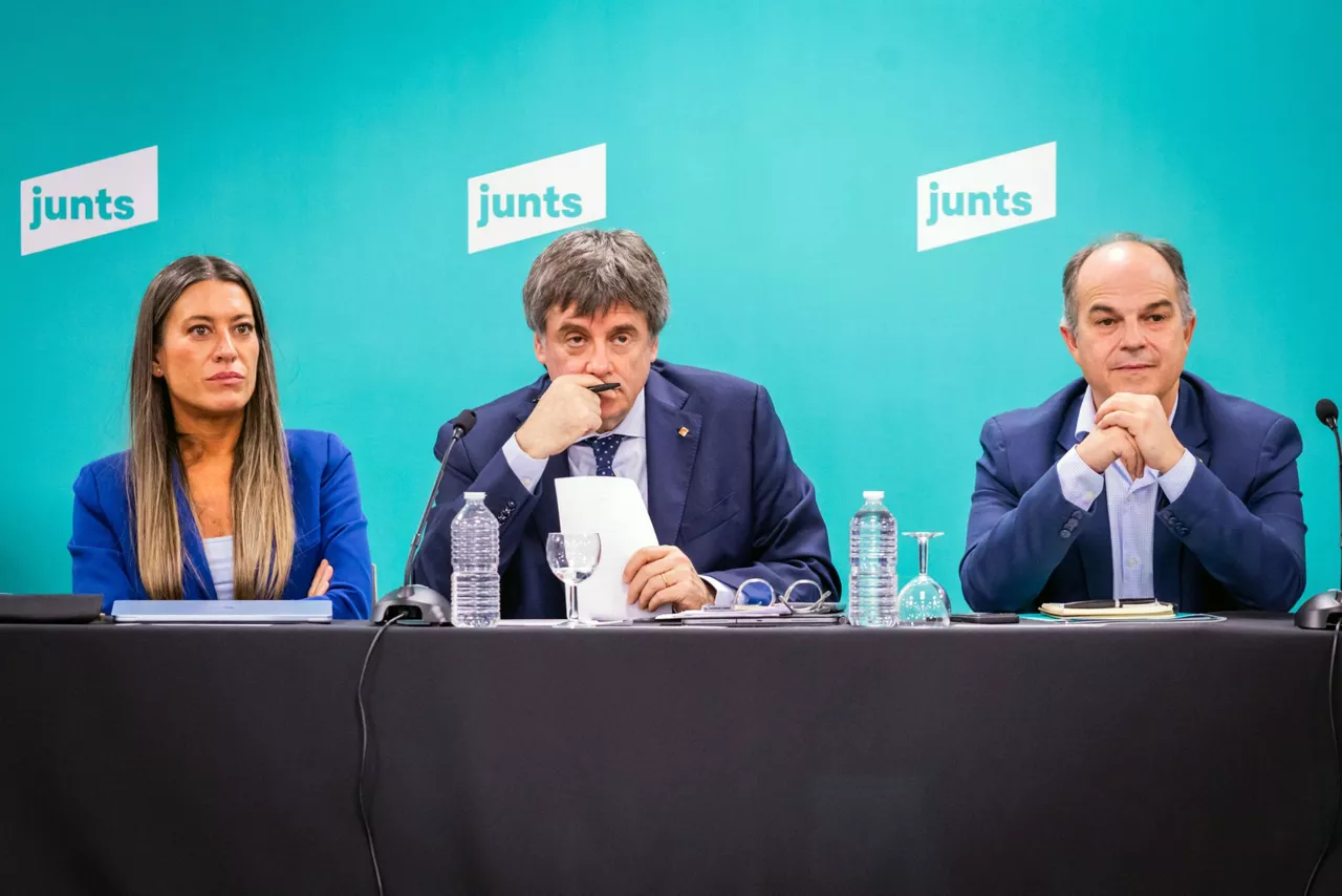 Perpignan (France), 27/10/2025.- A handout photo made available by Catalonian pro-independent conservative party Junts per Catalunya (JxCat) of JxCat's President, Carles Puigdemont (C), next to his Deputy President, Miriam Nogueras (L), and Secretary General, Jordi Turull (R), attend a meeting of party's executive body members in the town of Perpignan, France, 27 October 2025. The party announced that the executive body decided 'unanimously' to break its deals with ruling Spanish Socialist Party (PSOE). PSOE rule thanks to it reached several agreement with some other political forces. (Francia, España) EFE/EPA/Nuria Camera / JxCat HANDOUT ATTENTION EDITORS: IMAGE TO BE USED ONLY IN RELATION TO THE STATED EVENT (MANDATORY CREDIT)HANDOUT EDITORIAL USE ONLY/NO SALES
