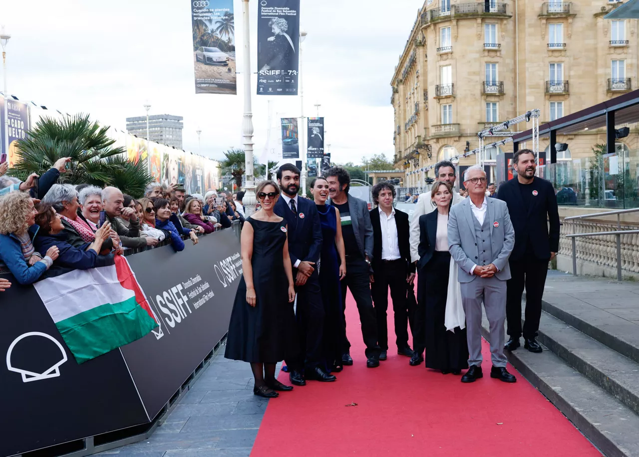 GRAFCAV3783. SAN SEBASTIÁN (ESPAÑA), 22/09/2025.- El realizador Asier Altuna (2d), posa junto al equipo de su película antes de la proyección de 'Karmele', incluida en la Sección Oficial del Festival de la 73 edición del Festival Internacional de Cine de San Sebastián. EFE/Juan Herrero
