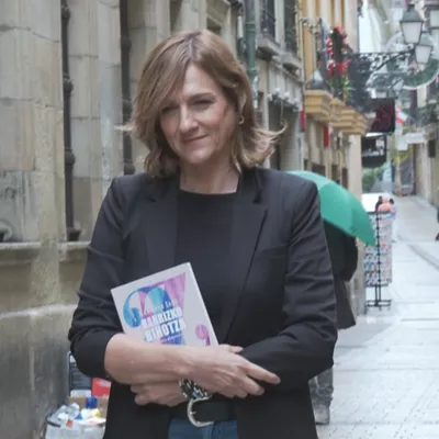 Karmele Jaio "Harrizko bihotza" bere liburuaren aurkezpenean