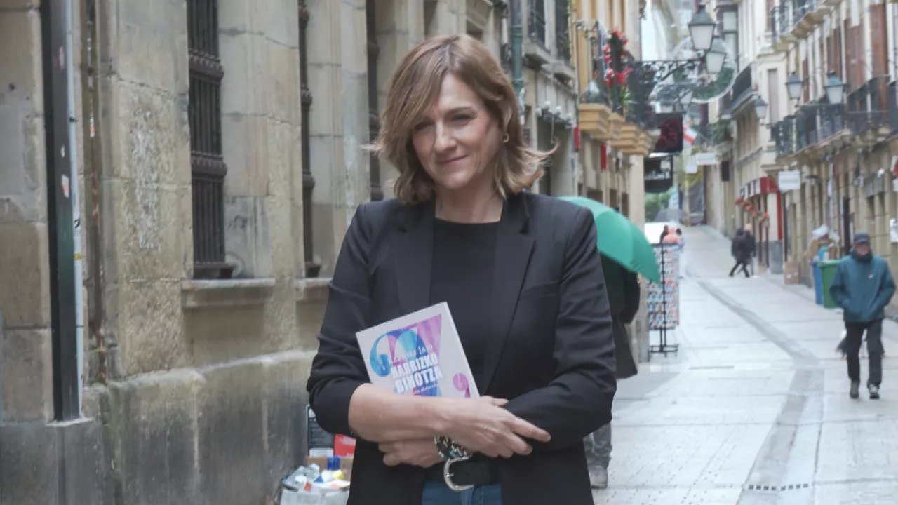 Karmele Jaio "Harrizko bihotza" bere liburuaren aurkezpenean