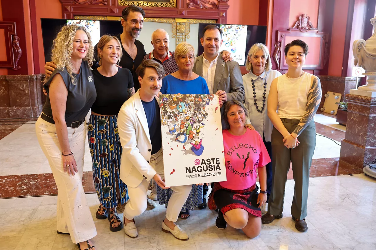 GRAFCAV8854. BILBAO, 17/06/2025.-El jurado junto a concejales del ayuntamiento de Bilbao con el cartel ganador anunciando la Aste Nagusia 2025. EFE/Luis Tejido
