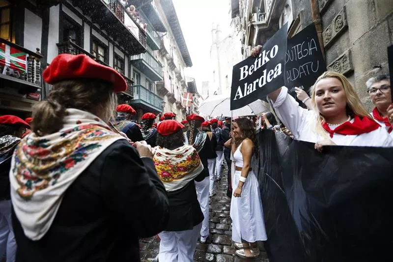Alarde baztertzailearen aldekoak, Alarde parekidearen aurka protesta egiten, iaz. EFE
