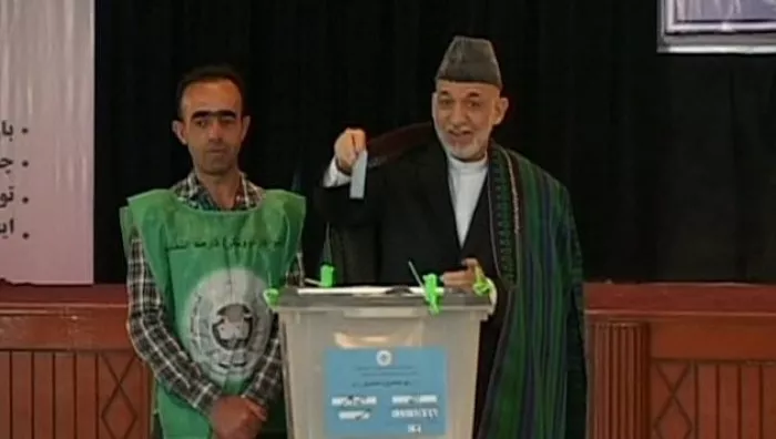El todavía presidente Karzai emite su voto. Foto: EiTB