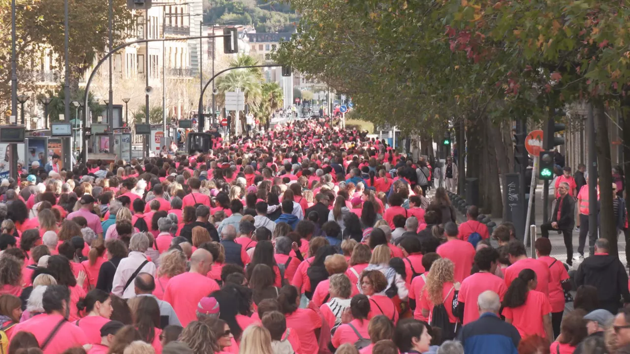 Donostia se tiñe de rosa con la XI edición de la marcha solidaria Katxalin