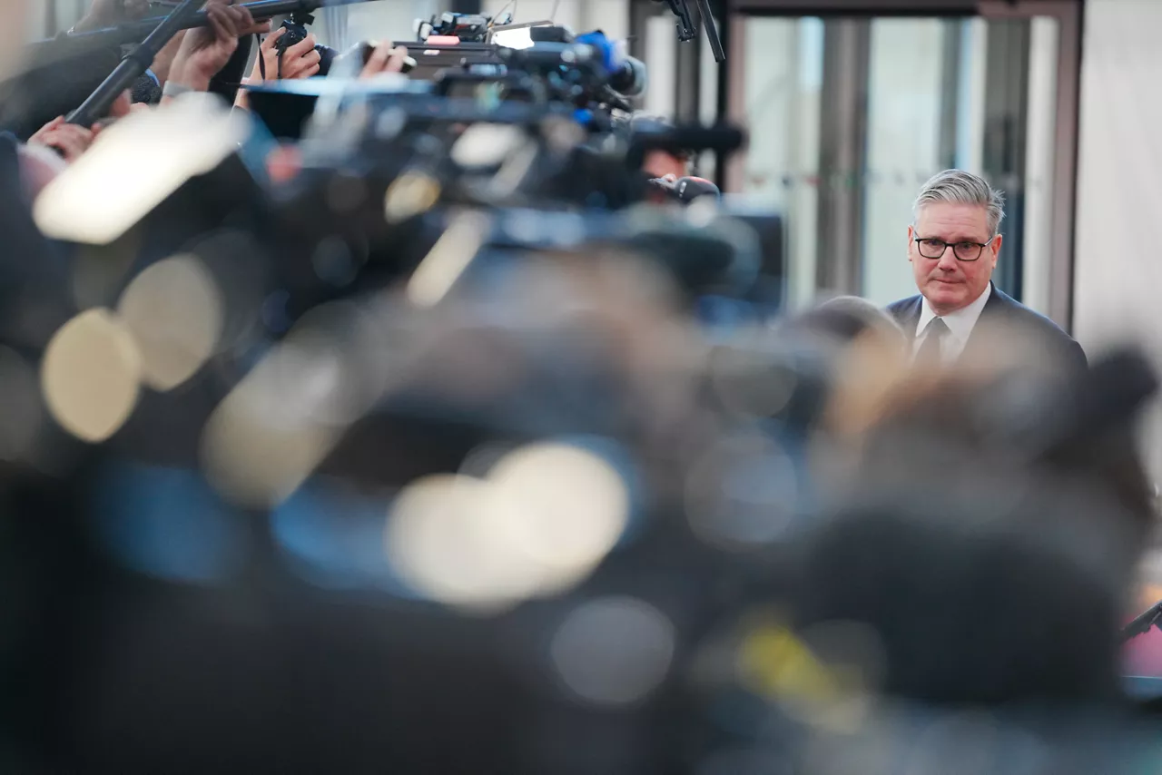 Copenhagen (Denmark), 02/10/2025.- British Prime Minister Keir Starmer speaks to the media upon arrival prior to the 7th meeting of the European Political Community (EPC) in Copenhagen, Denmark, 02 October 2025. The summit, bringing together leaders from across the continent, will focus on defense and support for Ukraine, the security situation in Europe, including economic security and migration. (Dinamarca, Ucrania, Copenhague) EFE/EPA/IDA MARIE ODGAARD DENMARK OUT
