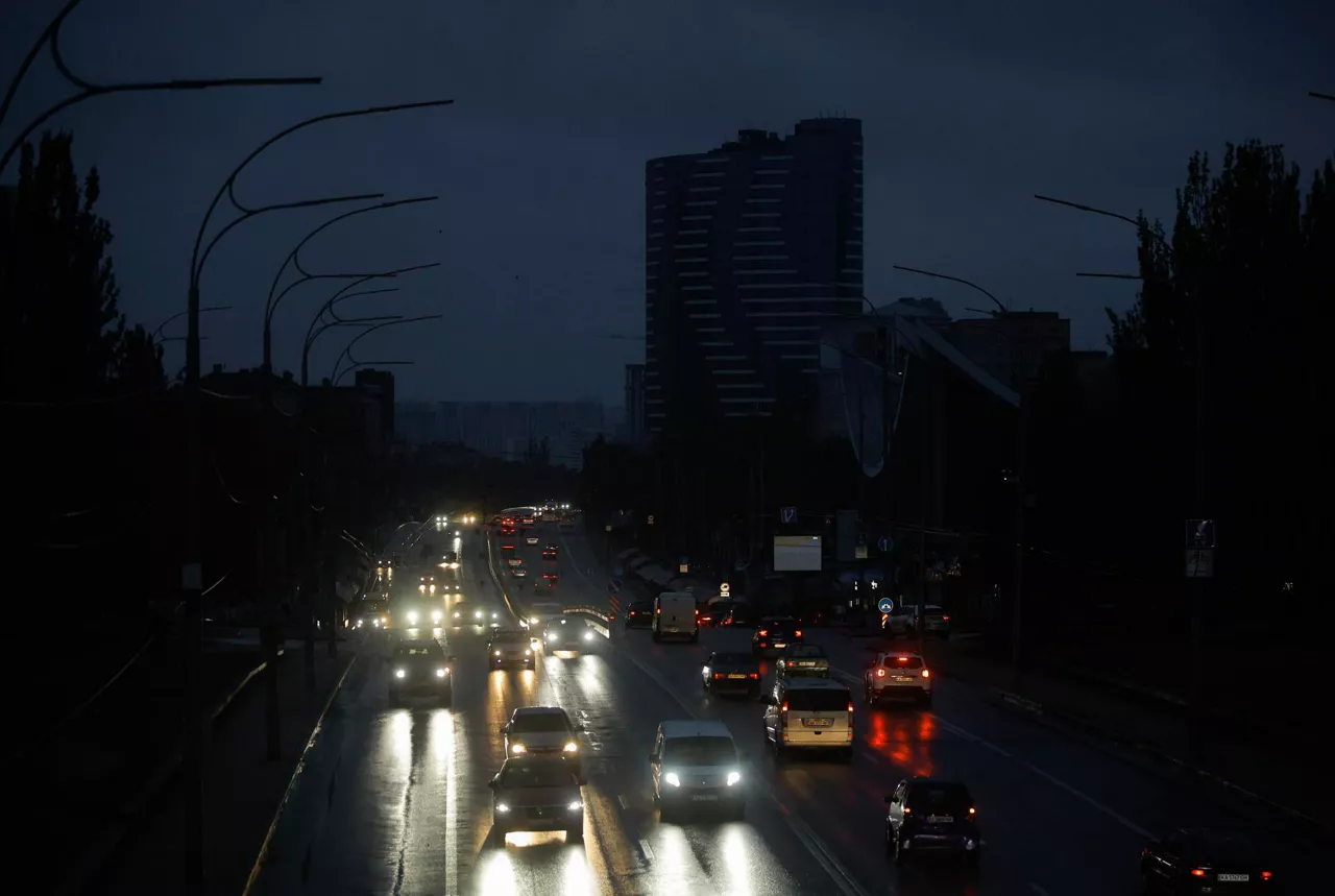 KYIV (Ukraine), 10/10/2025.- Cars drive along a dark street during power cuts following Russian strikes in Kyiv, Ukraine, 10 October 2025, amid the ongoing Russian invasion. According to the Ministry of Energy of Ukraine, Russian missile and drone attacks on energy facilities left a significant number of consumers without power in several Ukrainian cities. (Rusia, Ucrania, Kiev) EFE/EPA/SERGEY DOLZHENKO
