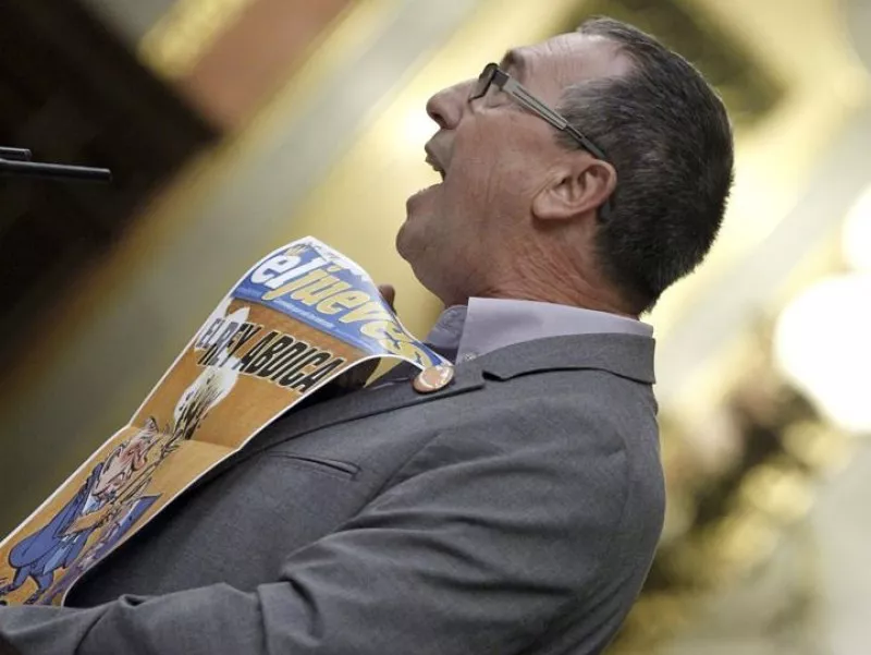 Joan Baldoví con la portada del 'El Jueves' censurada. Foto: EFE