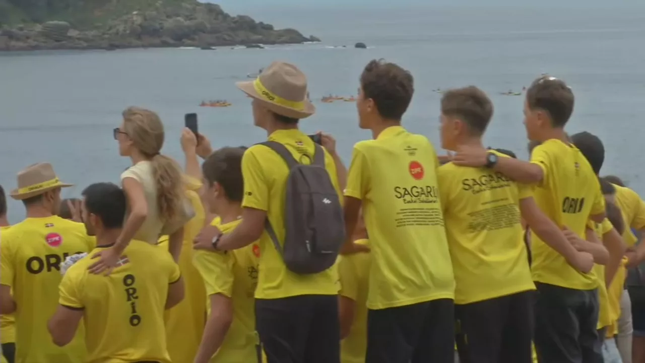 Indarrak hartu behar izan dituzte igande honetan Donostian bildu diren ehunka zaleek, eztarria urratu eta gorputza nekatu arte euren herrikideak hauspotzeko. Urtero bezala, giro paregabea sortu dute.