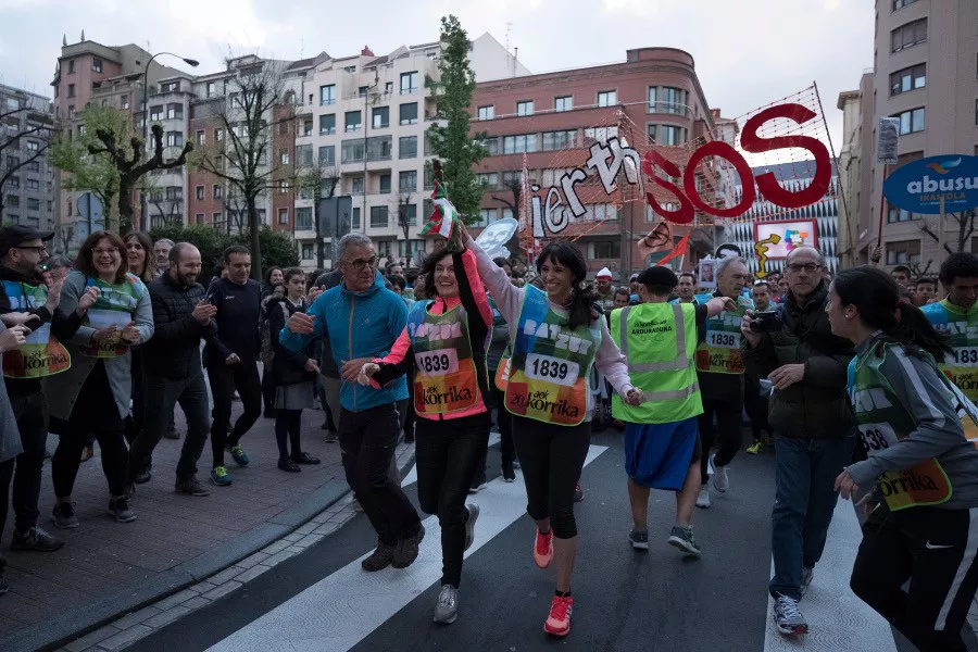 Maite Iturbe y África Baeta portan el testigo en el kilómetro de EiTB