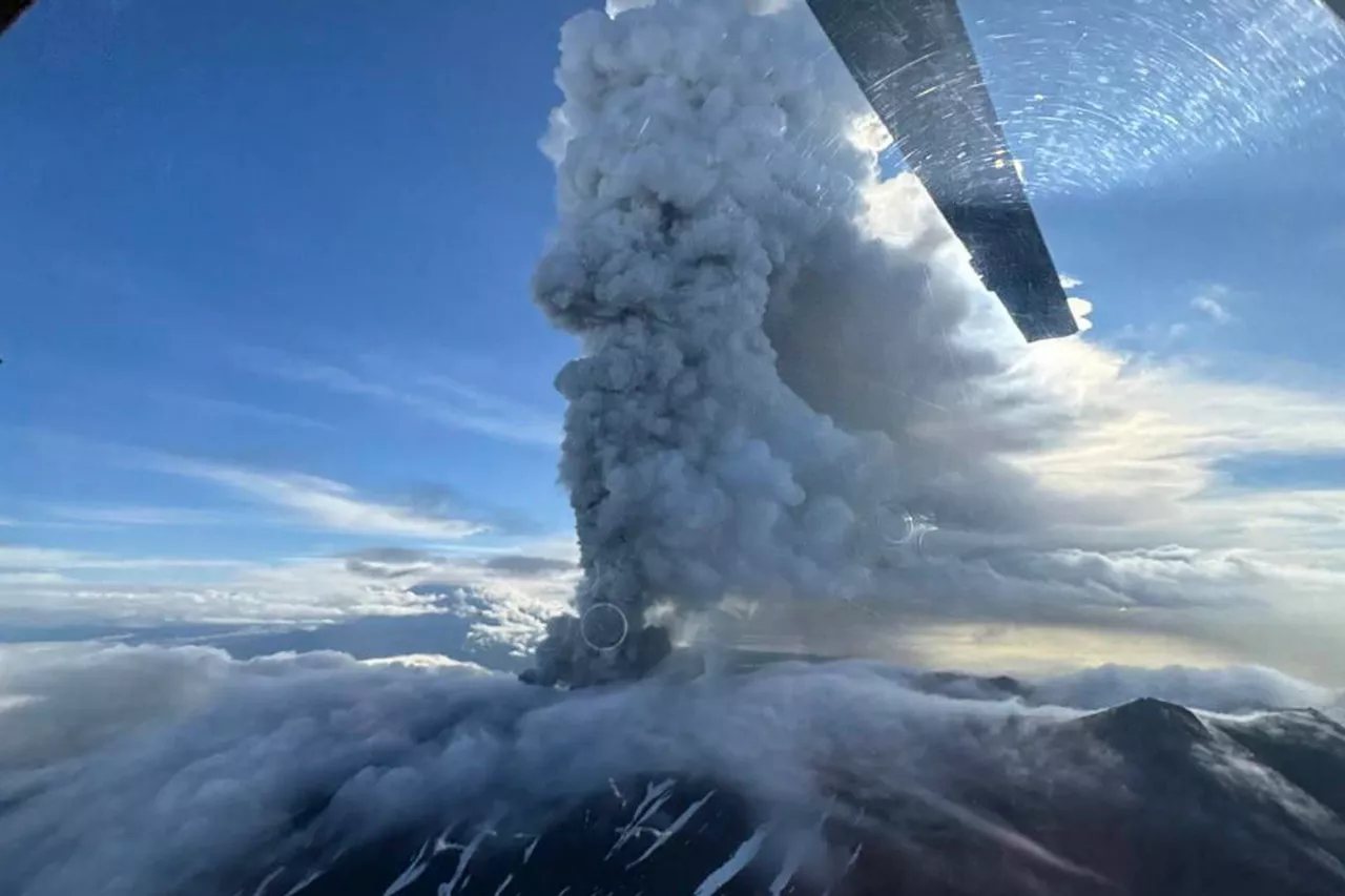 El volcán Krasheninnikov, situado en la península rusa de Kamchatka, ha entrado este domingo en erupción, después de que llevara cientos de años sin actividad y tras el terremoto de magnitud 8,8 en la escala Richter registrado el miércoles frente a la costa del país.