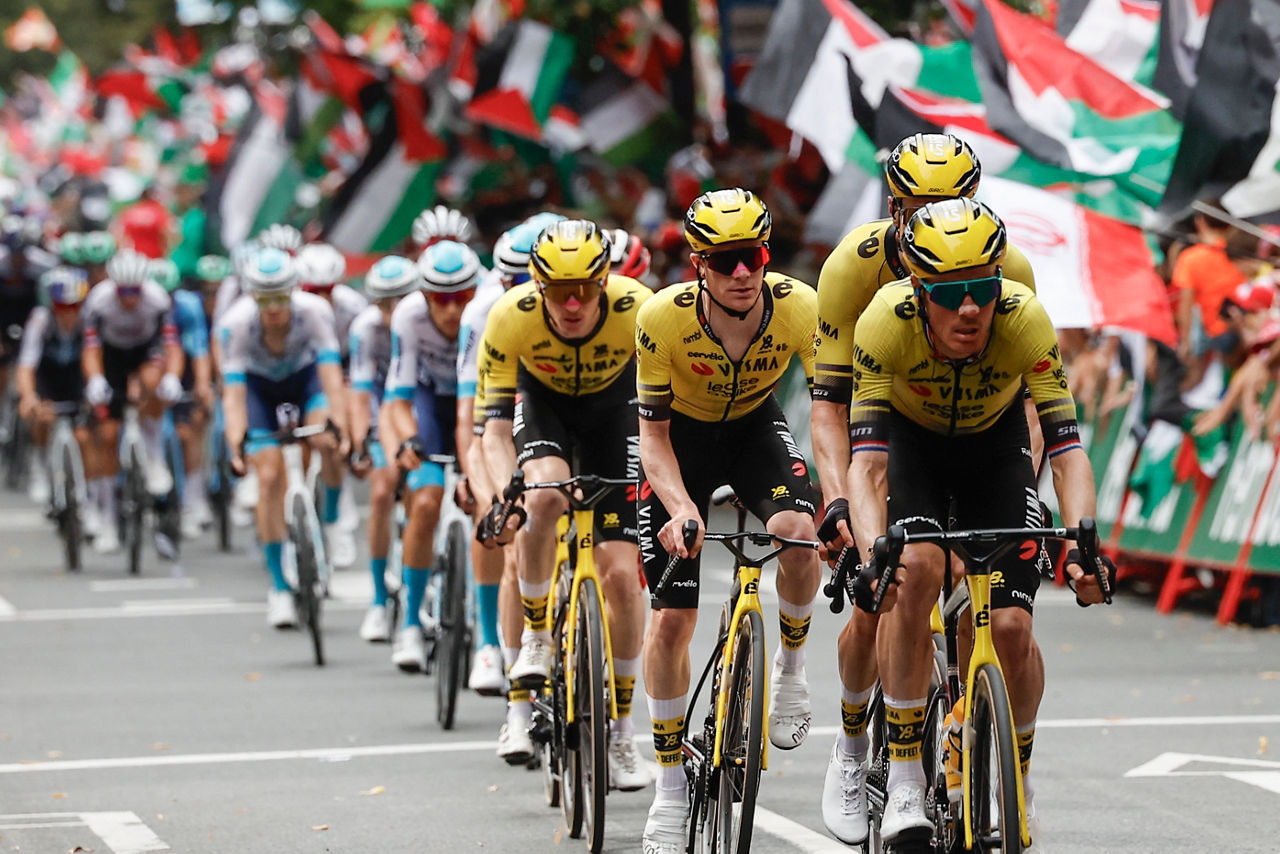 FOTODELDÍA BILBAO, 03/09/2025.- La iniciativa Gernika Palestina ha invadido este miércoles un tramo de la Gran Vía de Bilbao al paso de la Vuelta ciclista por la capital vizcaína en protesta por la participación del equipo Israel Premier Tech y en apoyo a Palestina por lo que ha tenido que intervenir la Ertzaintza. En la imagen, corredores del equipo del líder en un primer paso por la recta de meta. EFE/Miguel Toña
