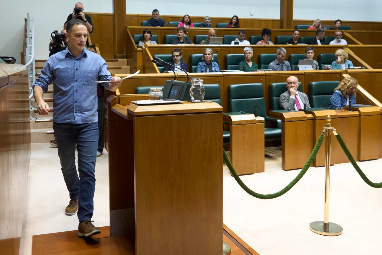 El secretario general del sindicato ELA, Mikel Lakuntza, durante el Pleno del Parlamento Vasco que este jueves debate la Iniciativa Legislativa Popular (ILP) para que Euskadi pueda fijar su propio Salario Mínimo Interprofesional. 
