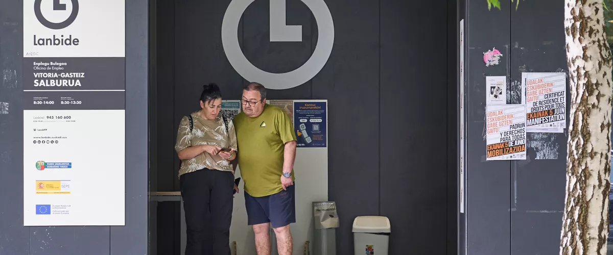 VITORIA, 02/07/2025.- Dos personas salen de la oficina del servicio público vasco de empleo (Lanbide) en Vitoria este miércoles. El empleo volvió a avanzar en junio, con 76.720 ocupados más, hasta un nuevo récord de 21,86 millones de afiliados, gracias al tirón del comercio y la hostelería que compensaron la pérdida en el sector educativo con el final de curso. EFE/Adrián Ruiz-Hierro
