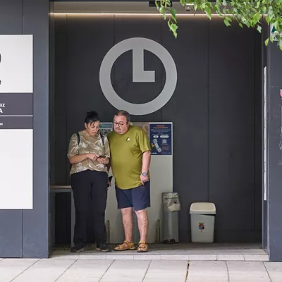VITORIA, 02/07/2025.- Dos personas salen de la oficina del servicio público vasco de empleo (Lanbide) en Vitoria este miércoles. El empleo volvió a avanzar en junio, con 76.720 ocupados más, hasta un nuevo récord de 21,86 millones de afiliados, gracias al tirón del comercio y la hostelería que compensaron la pérdida en el sector educativo con el final de curso. EFE/Adrián Ruiz-Hierro
