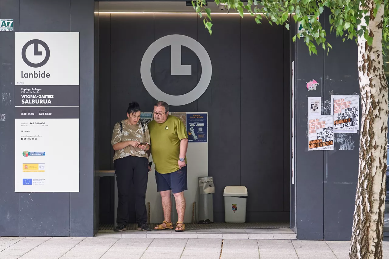 VITORIA, 02/07/2025.- Dos personas salen de la oficina del servicio público vasco de empleo (Lanbide) en Vitoria este miércoles. El empleo volvió a avanzar en junio, con 76.720 ocupados más, hasta un nuevo récord de 21,86 millones de afiliados, gracias al tirón del comercio y la hostelería que compensaron la pérdida en el sector educativo con el final de curso. EFE/Adrián Ruiz-Hierro
