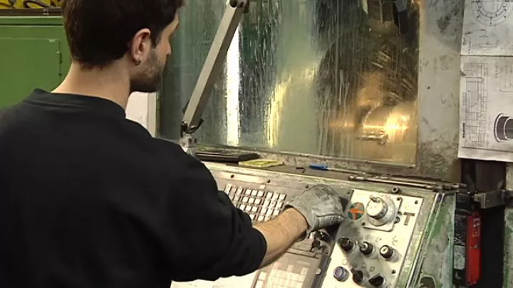 Langile bat bere lantokian