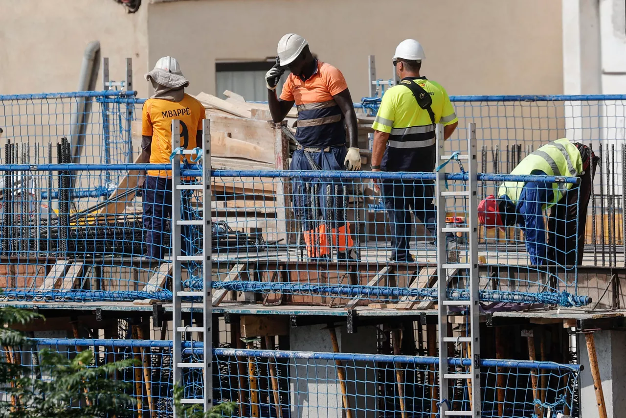 GRAFCVA8953. VALÈNCIA, 18/08/2025.- Varios trabajadores, este lunes 18 de agosto, en una obra en el centro de València. La Agencia Estatal de Meteorología mantiene el aviso de nivel rojo por altas temperaturas en el sur de Alicante, donde las máximas rozarán los 42 grados, mientras que en la mayor parte de Valencia será naranja y amarillo en Castellón, tras una noche nuevamente sofocante en muchos puntos de la Comunitat con valores por encima de los 30 grados durante la madrugada. EFE/Manuel Bruque
