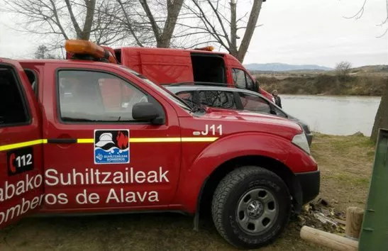 Suhiltzaileak, desagertutako pertsona bilatzen. Argazkia: @BomberosEuskadi