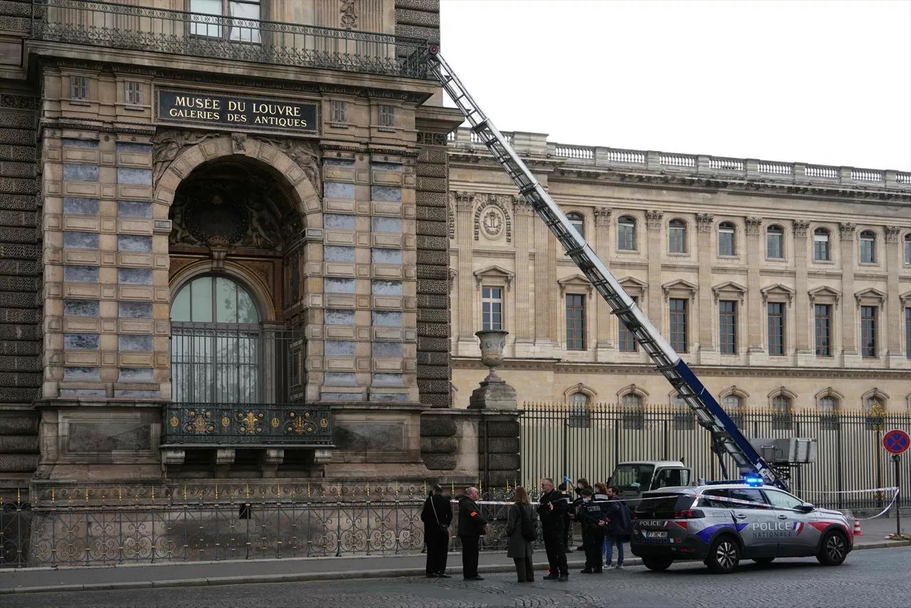 19 October 2025, France, Paris: Police officers stand next to a furniture lift used by burglars to break into the Louvre Museum on Quai François Mitterrand. The thieves reportedly stole jewelry from Napoleon's collection before fleeing the scene. Photo: Dimitar Dilkoff/AFP/dpa



19/10/2025 ONLY FOR USE IN SPAIN