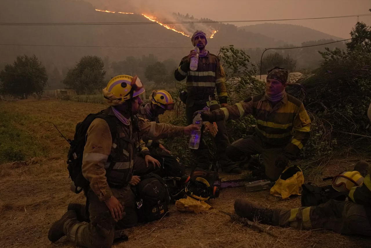(Foto de ARCHIVO)

Varios bomberos forestales tratan de extinguir un fuego, a 17 de agosto de 2025, en Retorta, Laza, Ourense, Galicia (España). El gran incendio de Larouco (Ourense), el mayor de la historia de Galicia por su dimensión de 30.000 hectáreas, se ha dado por estabilizado a las 11.25 horas de este sábado. De esta forma, los incendios activos pasan a ser cuatro, que suman 22.110 hectáreas.



Adrián Irago / Europa Press

23 AGOSTO 2025;FUEGO;BOMBEROS;INCENDIO;EMERGENCIA;

17/8/2025