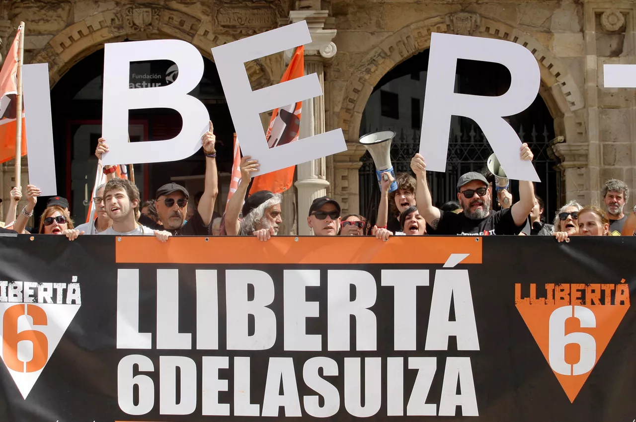 GIJÓN (ESPAÑA), 19/07/2025.- Decenas de personas han pedido este sábado en una concentración la "libertad plena" de las sindicalistas conocidas como las ‘Seis de la Suiza’, que el pasado 10 de julio ingresaron en prisión para cumplir una pena individual de tres años y medio de cárcel por coacciones al propietario de una pastelería de Gijón y que ayer obtuvieron el tercer grado penitenciario. EFE/Juan González.
