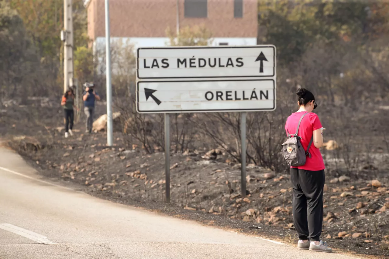 CARUCEDO (LEÓN), 11/08/2025.- El fuego declarado en la localidad leonesa de Yeres y que ha afectado al espacio natural de Las Médulas, catalogado por la Unesco como Patrimonio de la Humanidad y corazón turístico de la comarca leonesa de El Bierzo, ha dejado una sensación entre los vecinos de vivir un infierno del que tardarán años en salir. EFE/Ana F. Barredo
