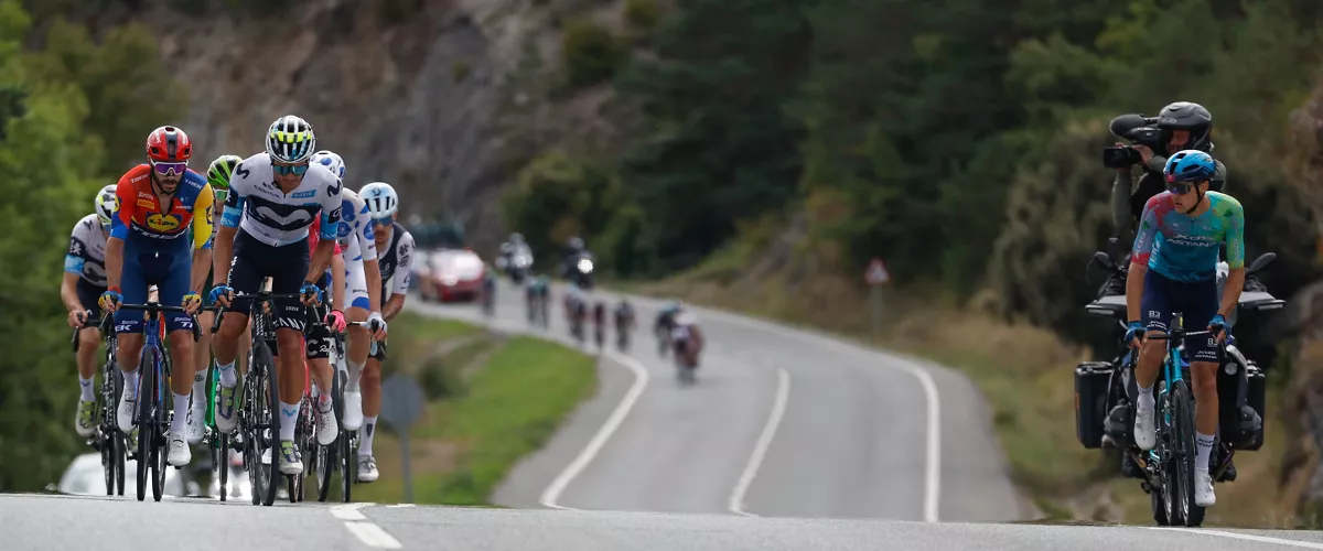 PARQUE DE LA NATURALEZA SENDAVIVA (NAVARRA), 02/09/2025.- Varios ciclistas durante la décima etapa de La Vuelta a España, entre el Parque de la Naturaleza Sendaviva (Navarra) y final en el Ferial Larra Belagua. EFE/Javier Lizón

