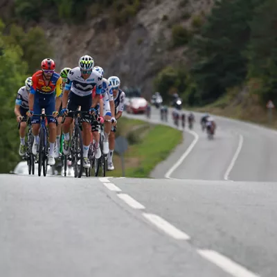 PARQUE DE LA NATURALEZA SENDAVIVA (NAVARRA), 02/09/2025.- Varios ciclistas durante la décima etapa de La Vuelta a España, entre el Parque de la Naturaleza Sendaviva (Navarra) y final en el Ferial Larra Belagua. EFE/Javier Lizón
