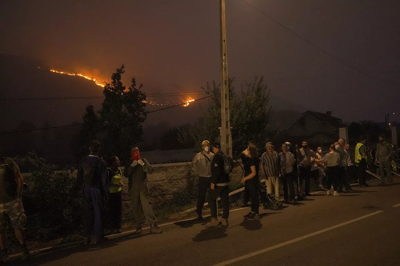 (Foto de ARCHIVO)

Varias personas observan un fuego, a 17 de agosto de 2025, en Retorta, Laza, Ourense, Galicia (España). El gran incendio de Larouco (Ourense), el mayor de la historia de Galicia por su dimensión de 30.000 hectáreas, se ha dado por estabilizado a las 11.25 horas de este sábado. De esta forma, los incendios activos pasan a ser cuatro, que suman 22.110 hectáreas.



Adrián Irago / Europa Press

23 AGOSTO 2025;FUEGO;BOMBEROS;INCENDIO;EMERGENCIA;

17/8/2025