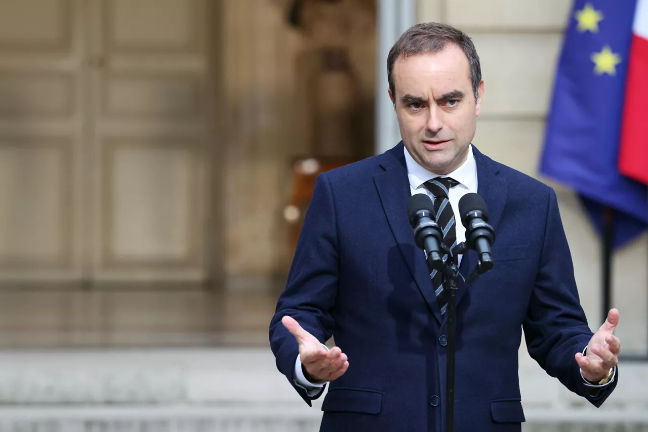 Paris (France), 03/10/2025.- French Prime Minister Sebastien Lecornu delivers a statement at the Hotel Matignon in Paris, France, 03 October 2025, ahead of consultations with political parties before the announcement of the new government. (Francia) EFE/EPA/ALAIN JOCARD / POOL MAXPPP OUT
