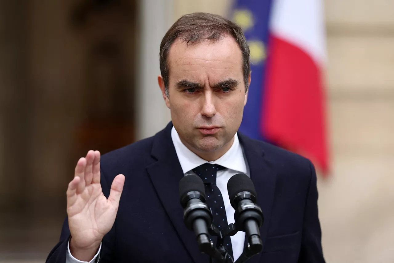 PARIS (France), 06/10/2025.- French outgoing Prime Minister Sebastien Lecornu delivers a statement at the Hotel Matignon in Paris, France, 06 October 2025. Lecornu presented his resignation to the French president on 06 October, shortly after his cabinet was unveiled and nearly a month after being appointed as prime minister. (Francia) EFE/EPA/STEPHANE MAHE / POOL MAXPPP OUT
