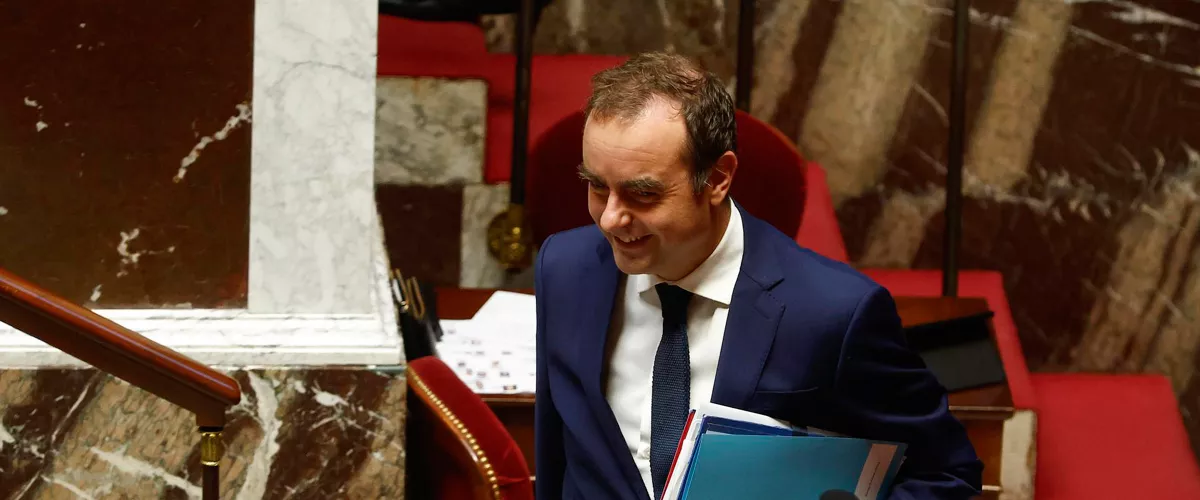 Paris (France), 16/10/2025.- French Prime Minister Sebastien Lecornu arrives at the French National Assembly prior to a no-confidence vote against his government in Paris, France, 16 October 2025. (Francia) EFE/EPA/YOAN VALAT
