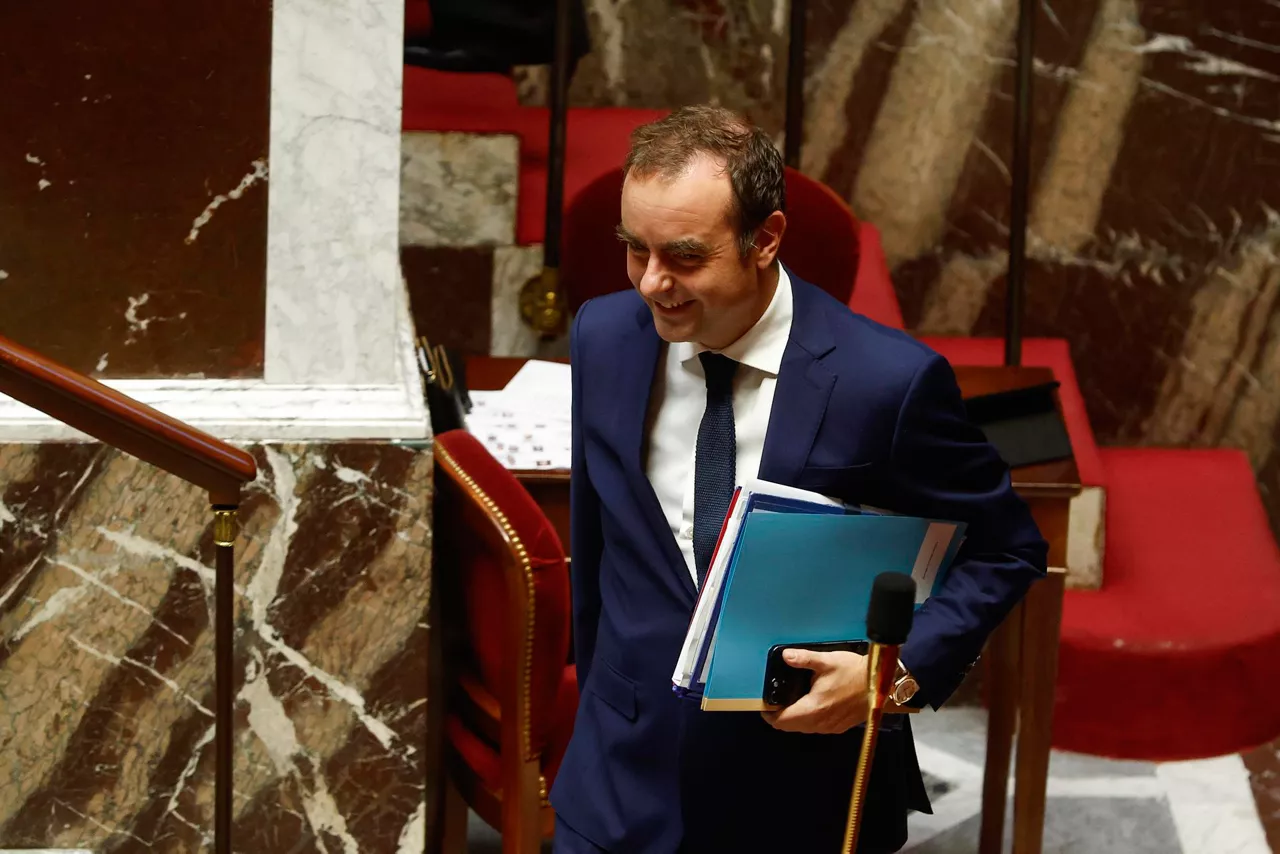 Paris (France), 16/10/2025.- French Prime Minister Sebastien Lecornu arrives at the French National Assembly prior to a no-confidence vote against his government in Paris, France, 16 October 2025. (Francia) EFE/EPA/YOAN VALAT
