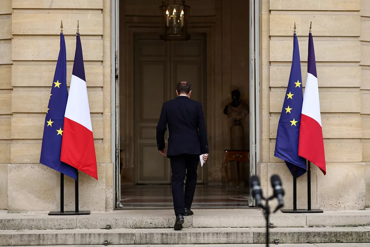 PARIS (France), 06/10/2025.- French outgoing Prime Minister Sebastien Lecornu leaves after delivering a statement at the Hotel Matignon in Paris, France, 06 October 2025. Lecornu presented his resignation to the French president on 06 October, shortly after his cabinet was unveiled and nearly a month after being appointed as prime minister. (Francia) EFE/EPA/STEPHANE MAHE / POOL MAXPPP OUT
